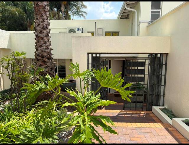 5 BEDROOM HOUSE FOR SALE IN BRYANSTON